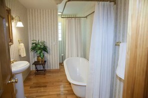 Een bad/douchecombinatie, een bubbelbad, een haardroger, een bidet