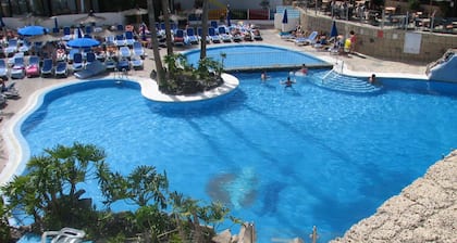 Hermoso departamento. 2 ch., vista al mar, terraza orientada al sur, piscina, el mar a 5 minutos.