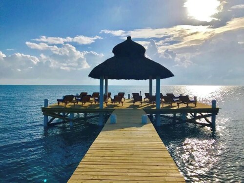 Oceanfront 3 bed/3 ba Penthouse Velento#1 private dock/pool/free paddleboards