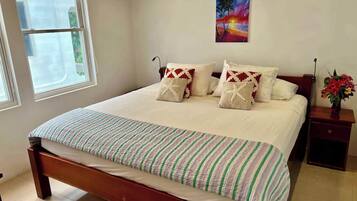 3 slaapkamers, een strijkplank/strijkijzer, gratis wifi, beddengoed