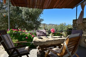Un espace extérieur aménagé avec une table, des chaises et une vue sur le paysage.
