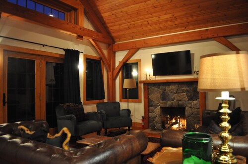 Luxurious Mountain Cabin near Okemo with High-End Modern Amenities for up to 12