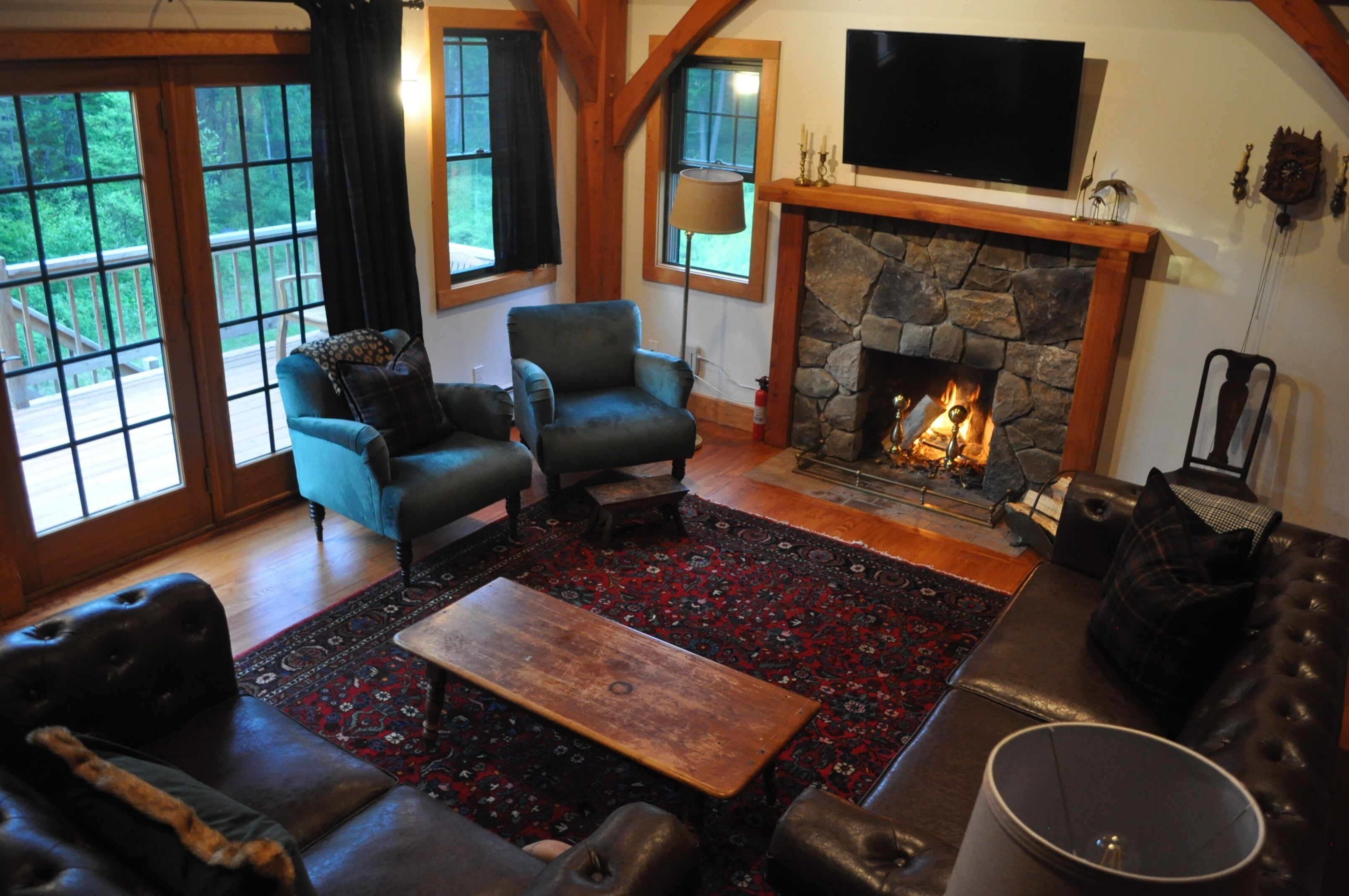 Télévision, cheminée, baby-foot, livres