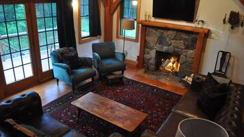 Télévision, cheminée, baby-foot, livres