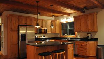 Køleskab, mikrobølgeovn, ovn, kogeplade