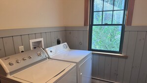Unclassified image, 2 of 32, button - Luxurious Mountain Cabin near Okemo with High-End Modern Amenities for up to 12 (Ludlow)