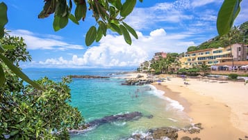 Plage, chaises longues, serviettes de plage