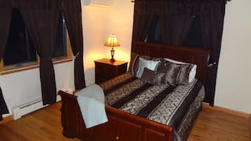 4 bedrooms, iron/ironing board, WiFi, bed sheets
