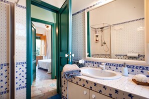 Een douche, een haardroger, handdoeken