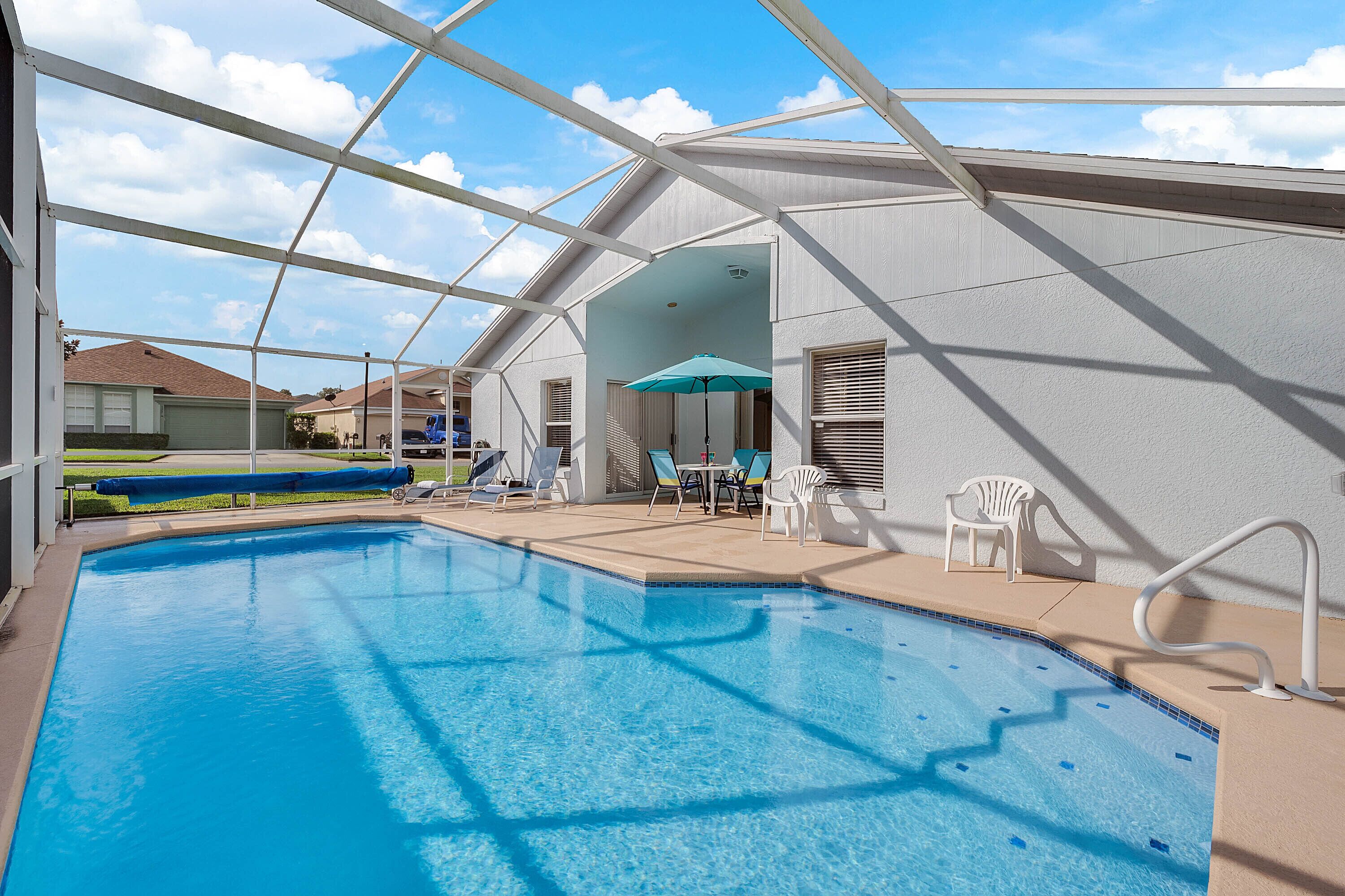 Relaxing 4 Bedroom w/Pool ~ 30min to Disney & Legoland