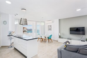 Una televisión, libros