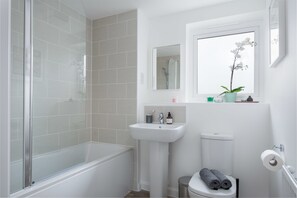 Departamento de diseñador, varias camas (Canal View) | Baño | Secadora de cabello y toallas 
