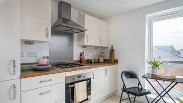 Canalside Scandinavian Flat | Private kitchen | Fridge, microwave, oven, stovetop