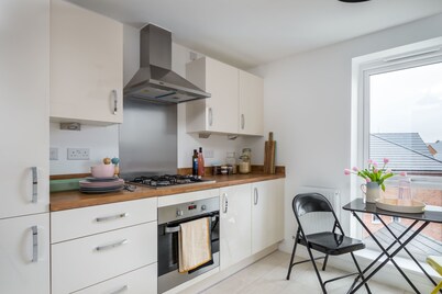 Canalside Scandinavian - Parking & Netflix