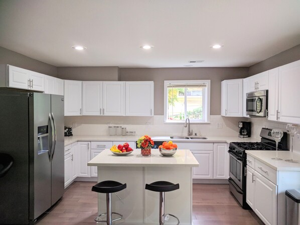 Réfrigérateur, micro-ondes, four, plaque de cuisson