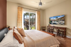 3 makuuhuonetta, tallelokero huoneessa, työpöytä, silitysrauta/-lauta