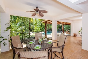 Outdoor dining - Oceanfront Tropical Paradise with 3 bedrooms and AMAZING Pool! (Playa Negra)