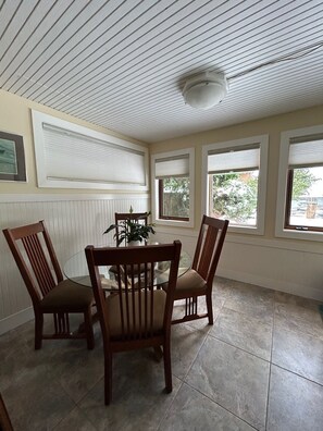 Dining - Lovely little well appointed suite close to downtown, parks and restaurants (Nanaimo)