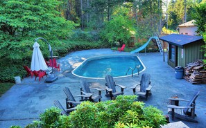 Outdoor pool - Lovely little well appointed suite close to downtown, parks and restaurants (Nanaimo)