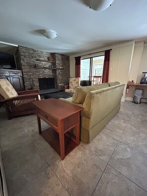 Smart TV, chimenea y libros 