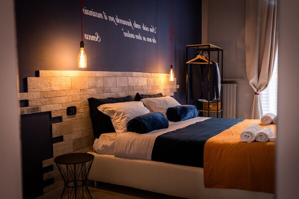 Tremannsrom, balkong | Sengetøy av topp kvalitet, minibar, safe på rommet og skrivebord