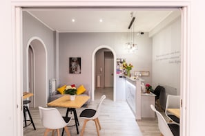 Tremannsrom, balkong | Sengetøy av topp kvalitet, minibar, safe på rommet og skrivebord