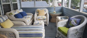 À quelques pas de la plage deux voiturettes de golf, draps inclus