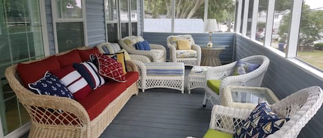 智能电视、DVD 播放器、书