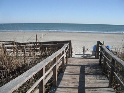  Walking distance beach 5 bedrooms house 2 golf carts