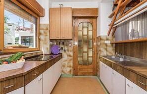 Kühlschrank, Herdplatte, Wasserkocher mit Kaffee-/Teezubehör