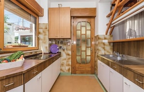 Kühlschrank, Herdplatte, Wasserkocher mit Kaffee-/Teezubehör