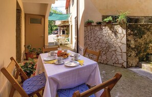 Outdoor dining - Lovely apartment in Bregi with WiFi (Bregi)