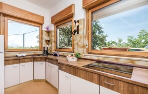 Fridge, stovetop, coffee/tea maker - Lovely apartment in Bregi with WiFi (Bregi)