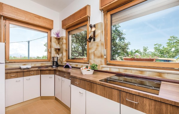 Réfrigérateur, surface de cuisson, cafetière-théière