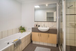 Shower, jetted bath, hair dryer, towels