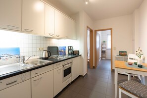 Kühlschrank, Mikrowelle, Geschirrspüler, Hochstuhl