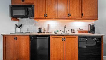 Fridge, microwave, stovetop, dishwasher