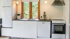 Kaffetrakter/tekoker, kjøleskap, mikrobølgeovn og kokeplater