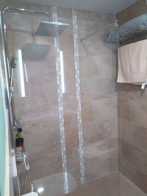 Chuveiro, secador de cabelo, roupões de banho, bidê