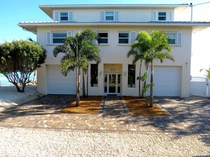 Exterior - Oceanfront 4 bedroom, 3 Bath House, Private Pool and Deep Water Concrete Dock!! (Marathon)
