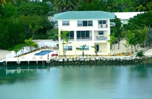 Exterior - Oceanfront 4 bedroom, 3 Bath House, Private Pool and Deep Water Concrete Dock!! (Marathon)