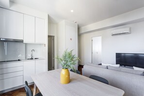 Unclassified image, 3 of 28, button