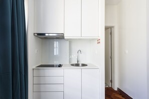 Kühlschrank, Mikrowelle, Ofen, Wasserkocher mit Kaffee-/Teezubehör