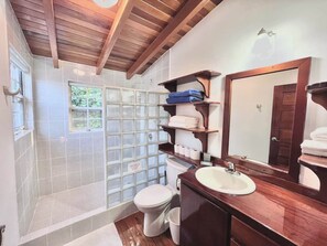 Shower, hair dryer, towels - Oceanview/Pool/Dock/AC-Barbaras Beach House-3 bed/2 bath sleeps 7 (Caye Caulker)