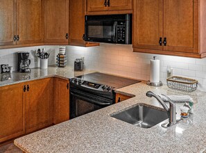 Fridge, microwave, oven, stovetop - Heated Pool Hot Tubs Sauna Gym Deck Mtn Front Appalachian @ Mtn Creek #248 (Vernon)