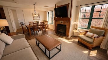 Téléviseur connecté, foyer, table de baby-foot