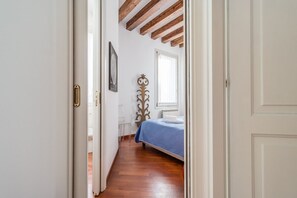 2 bedrooms, iron/ironing board, WiFi