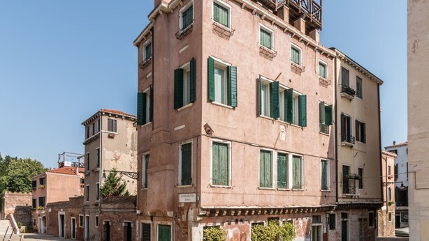A multi-story building with green shutters, a balcony, and a sign that reads "Fondamenta 1901". - 7 WINDOWS ON VENICE APARTMENT (Venezia)