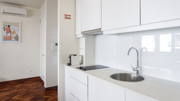 Coffee/tea maker, fridge, microwave, electric kettle - Negroni Balcony in Lisbon - by Misha's Place (1A) (Lisboa ciudad)