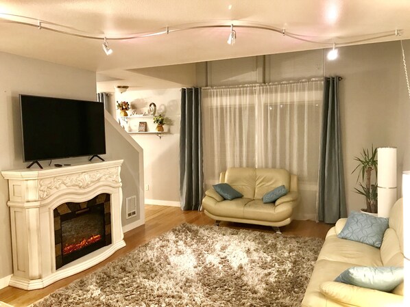 TV, fireplace - Family home in Seattle (Everett)